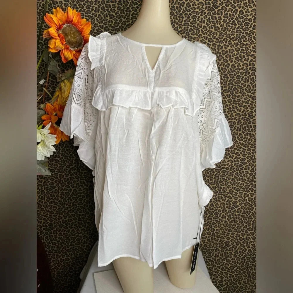 🌴3/$30🌴DOE & RAE Off White Short Sleeve Embroidered Key Hole Top NWT